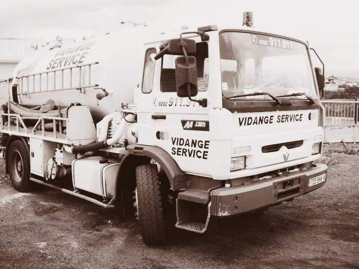 Le premier hydrocureur 15 Tonnes, ayant réalisé nos premières interventions. Nous commençons notre activité avec 5 salariés.