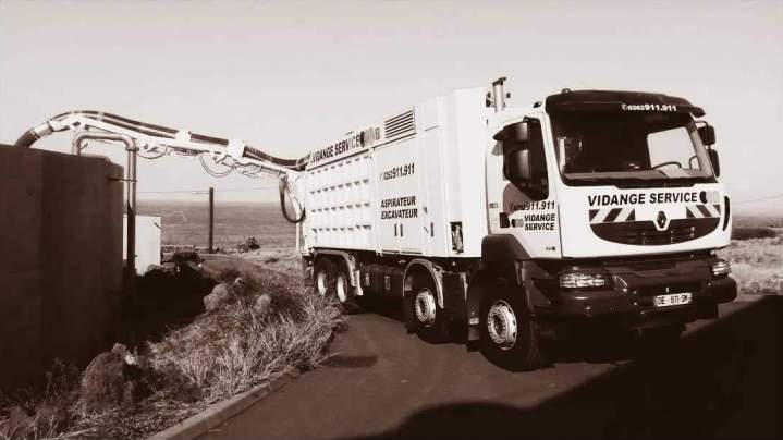 Nous nous équipons d'un véhicule inovant, et unique à la Réunion : aspiration de terres, gravats...permettant de remplacer les travaux manuels ou mécaniques risqués.